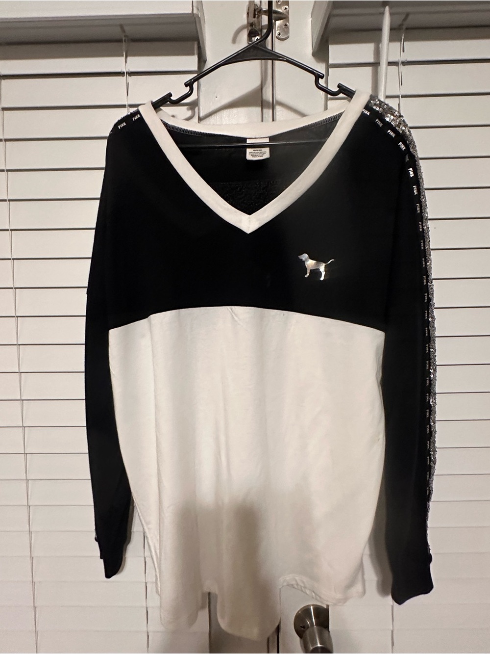 PINK Victoria's Secret Black and White Sequin V-Neck Colorblock Tee Size Medium